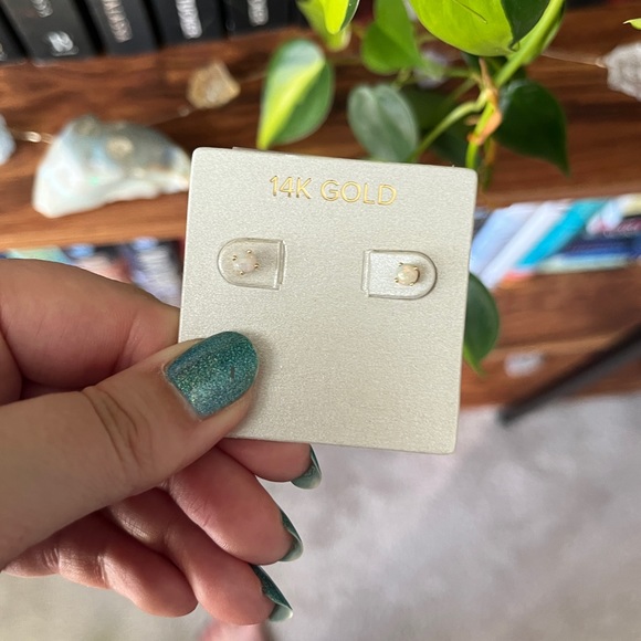 14k yellow gold opal stud earrings - Picture 5 of 6